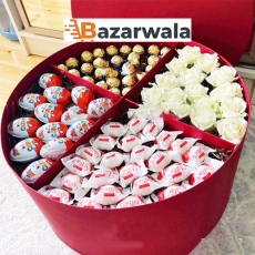 Bazarwala সাদা গোলাপ এবং চকলেটসহ বড় হ্যাট বক্স